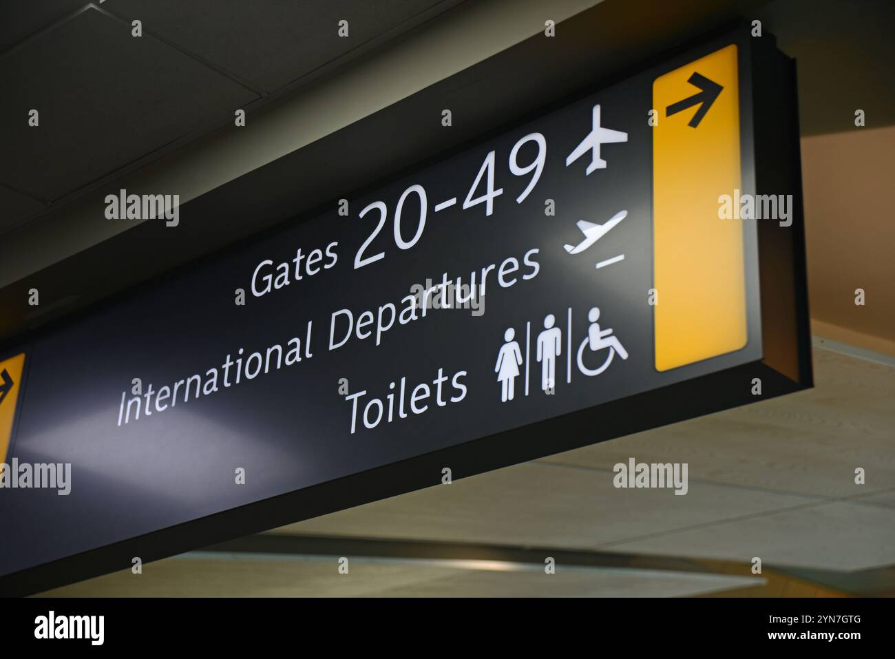 Flughafenbeschilderung für internationale Abflugsteige und Toiletten Stockfoto