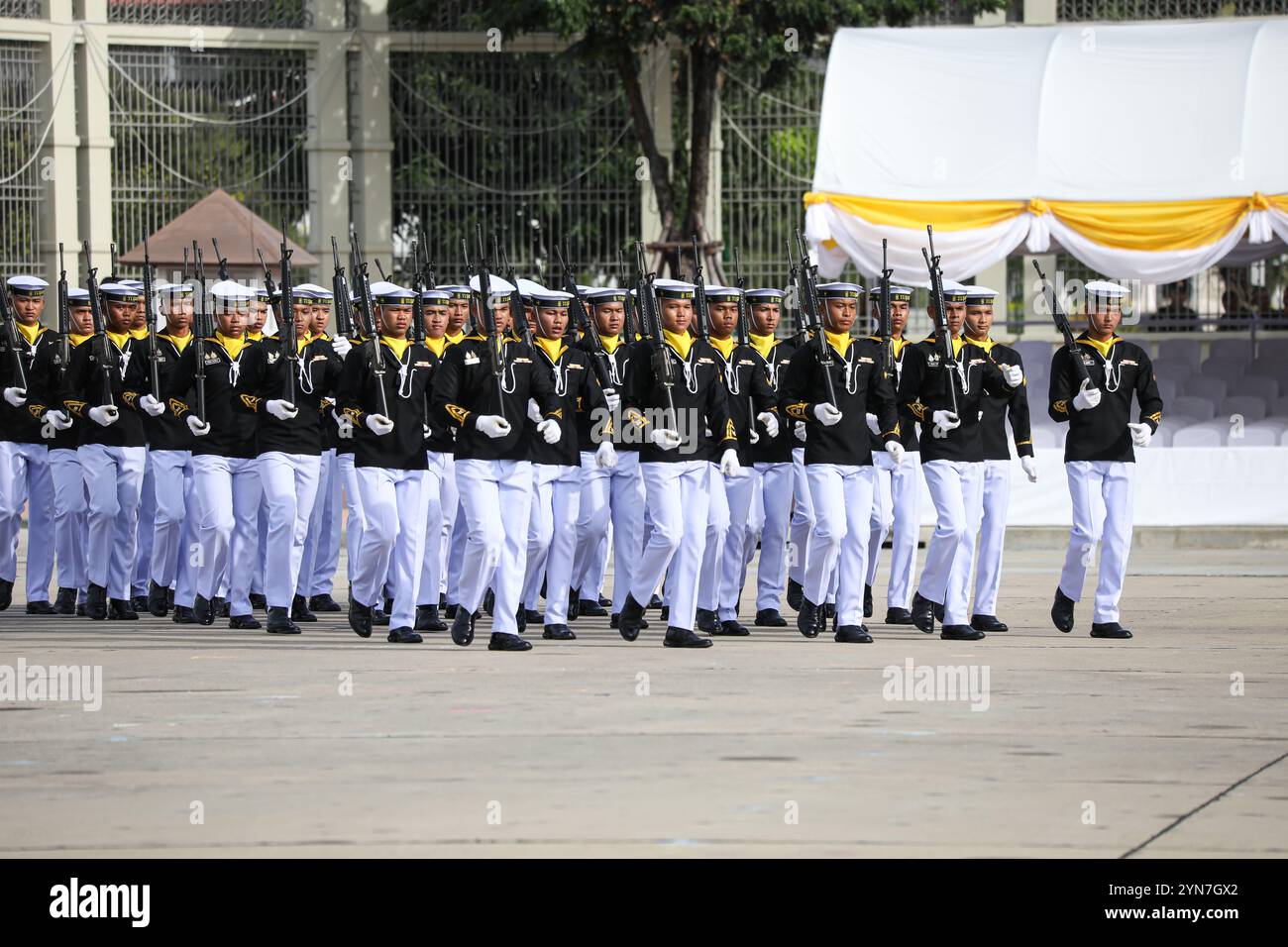 Unteroffizierskadetten aus den drei Zweigen der Royal Thai Armed Forces zeigen eine Muay Thai Show, eine ausgefallene Übung und eine alte militärische Kampfshow, bevor die Probe für die Parade und die Eid-Abgabemeisterei der Kaisergarde 2024 auf dem Gelände des Dusit Palace stattfindet. Heute ist die erste Probe, um die Bereitschaft, Stärke und Vollständigkeit der Zeremonie vor der eigentlichen Zeremonie am Dienstag, den 3. Dezember 2024, sicherzustellen. (Foto: Adirach Toumlamoon/Pacific Press) Stockfoto