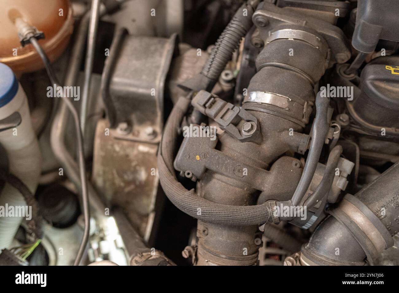 Detail des Motors eines Dieselautos in einer Werkstatt zur Reparatur Stockfoto