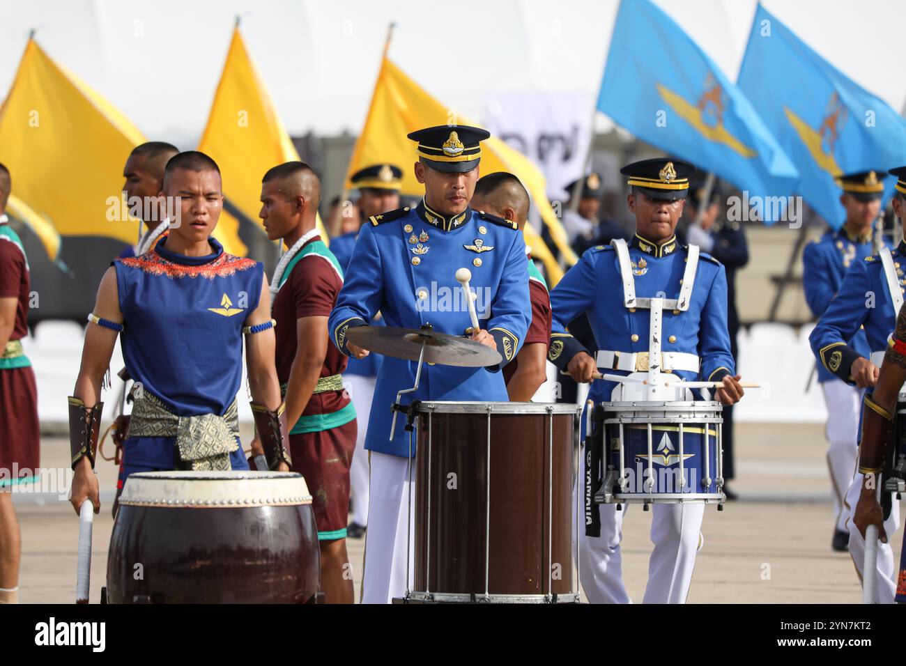 Bangkok, Thailand. November 2024. Unteroffizierskadetten aus den drei Zweigen der Royal Thai Armed Forces zeigen eine Muay Thai Show, eine ausgefallene Übung und eine alte militärische Kampfshow, bevor die Probe für die Parade und die Eid-Abgabemeisterei der Kaisergarde 2024 auf dem Gelände des Dusit Palace stattfindet. Heute ist die erste Probe, um die Bereitschaft, Stärke und Vollständigkeit der Zeremonie vor der eigentlichen Zeremonie am Dienstag, den 3. Dezember 2024, sicherzustellen. Quelle: ZUMA Press, Inc./Alamy Live News Stockfoto