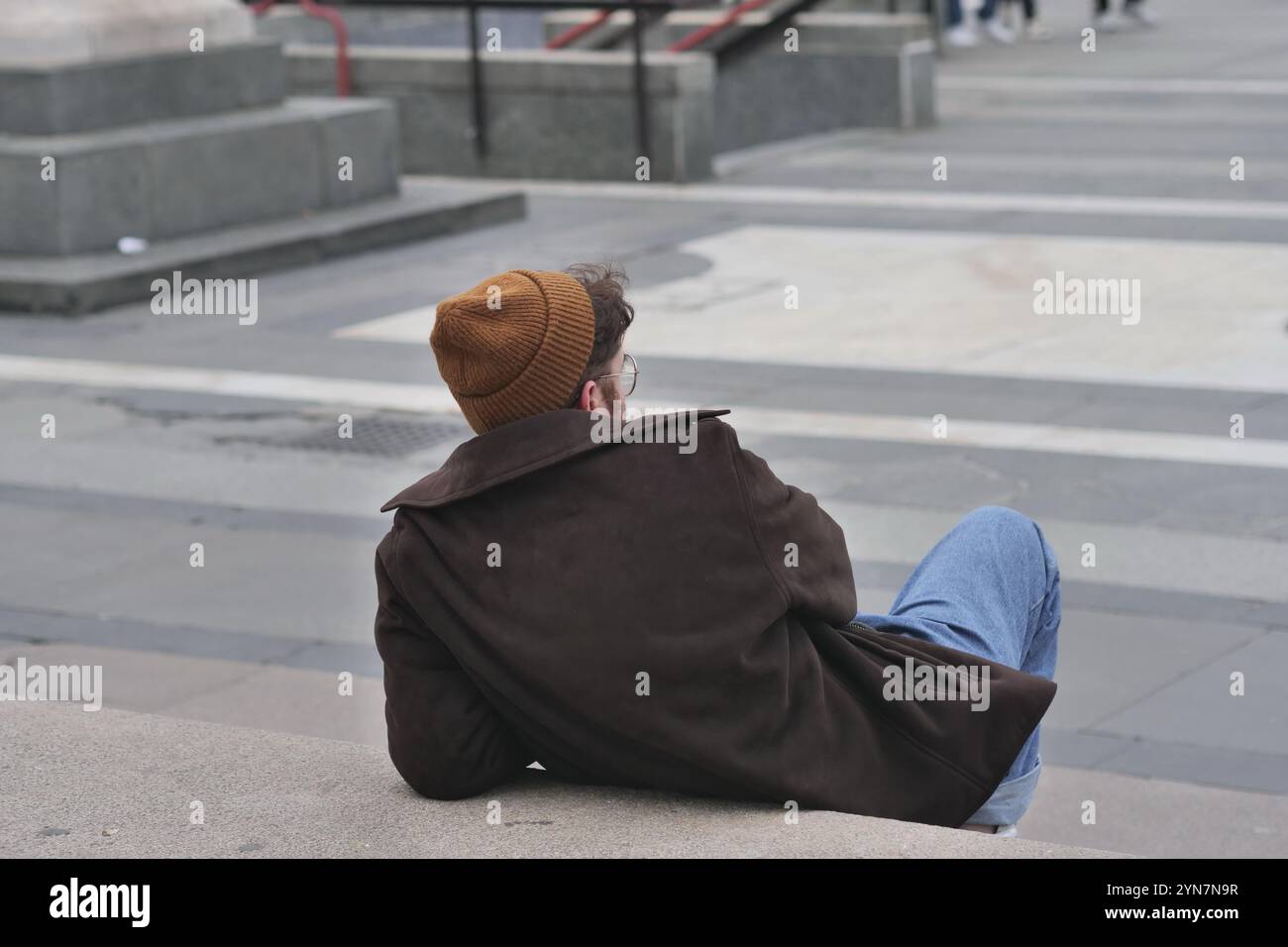 Mäntel, Tücher, Hüte und Handschuhe, Menschen bedecken sich, um dem ersten starken Temperaturabfall und dem Wind am letzten Novemberwochenende zu begegnen. Stockfoto