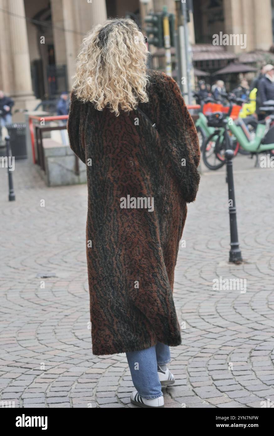 Mäntel, Tücher, Hüte und Handschuhe, Menschen bedecken sich, um dem ersten starken Temperaturabfall und dem Wind am letzten Novemberwochenende zu begegnen. Stockfoto