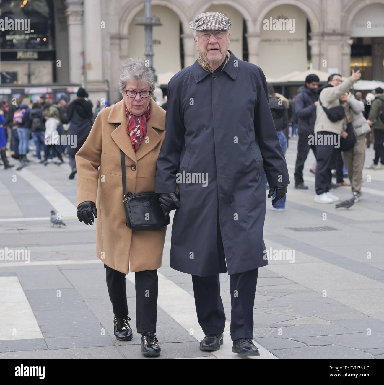 Mäntel, Tücher, Hüte und Handschuhe, Menschen bedecken sich, um dem ersten starken Temperaturabfall und dem Wind am letzten Novemberwochenende zu begegnen. Stockfoto