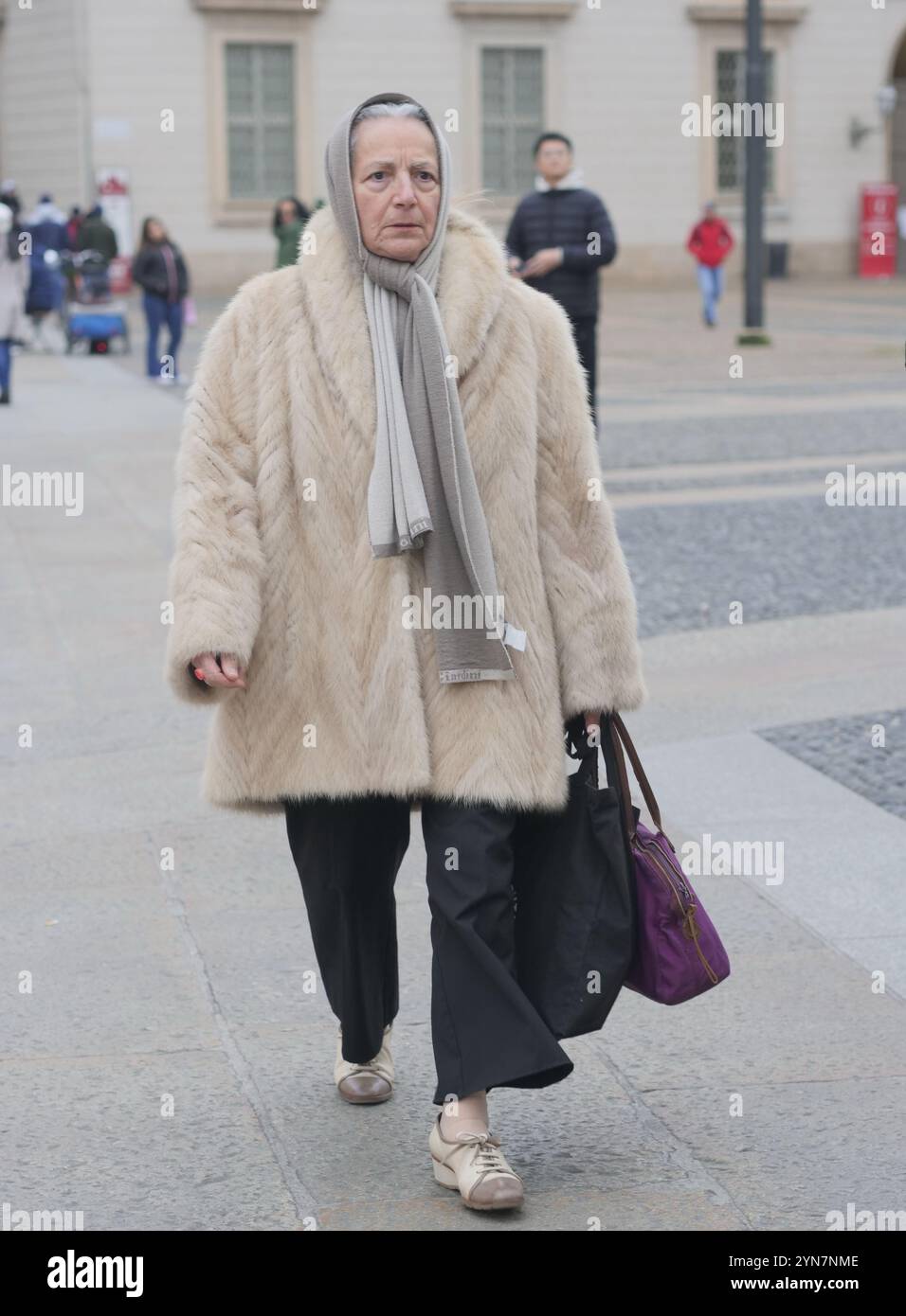 Mäntel, Tücher, Hüte und Handschuhe, Menschen bedecken sich, um dem ersten starken Temperaturabfall und dem Wind am letzten Novemberwochenende zu begegnen. Stockfoto