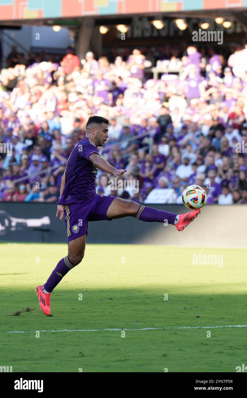 Orlando, Florida, USA. November 2024. Orlando City SC Stürmer #11 MARTIN OJEDA erhält einen Ball im Halbfinale der MLS-Konferenz gegen Atlanta United. Orlando City SC war Gastgeber von Atlanta United im Inter & Co Stadium in Orlando, Florida. Orlando City SC besiegte Atlanta United mit 1:0. (Kreditbild: © Richard Dole/ZUMA Press Wire) NUR REDAKTIONELLE VERWENDUNG! Nicht für kommerzielle ZWECKE! Quelle: ZUMA Press, Inc./Alamy Live News Stockfoto