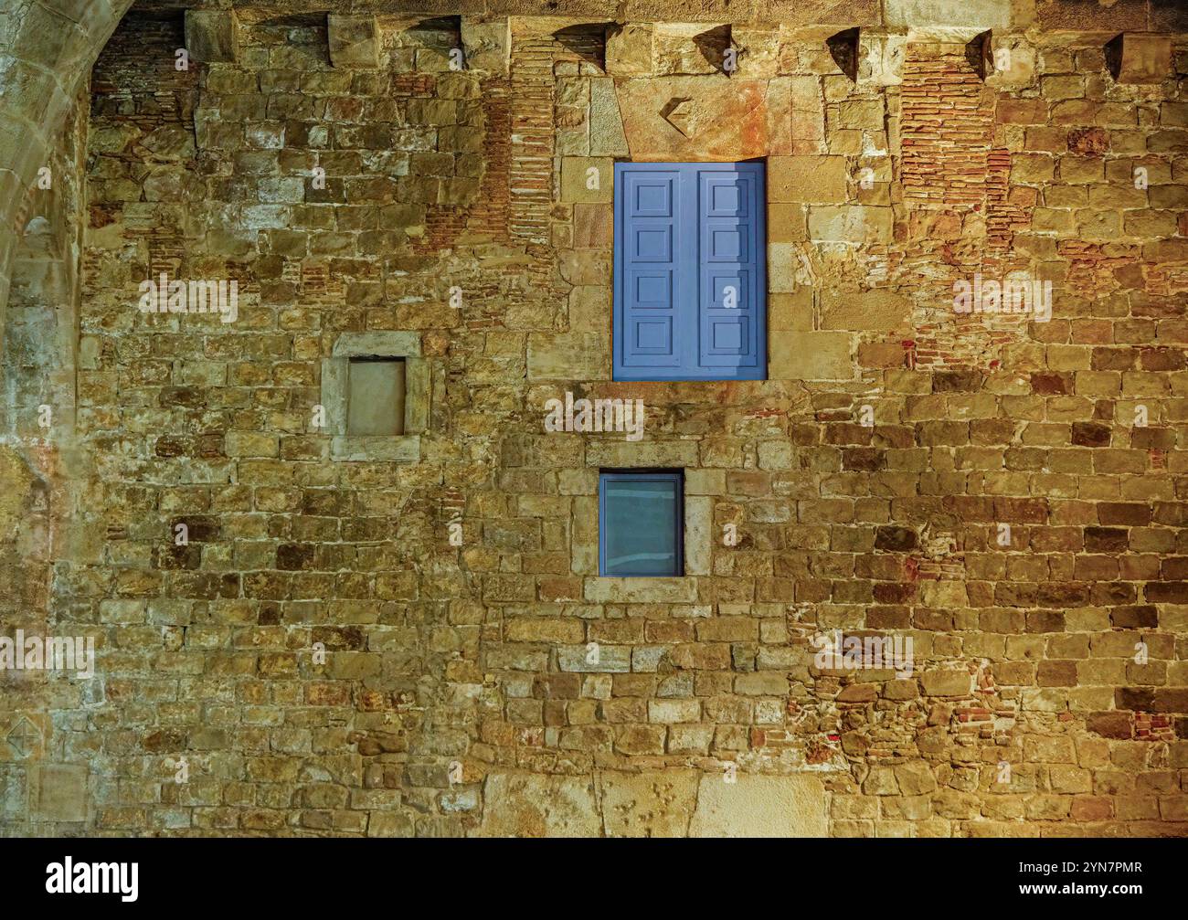 Steinmauer im Meeresmuseum in Barcelona Spanien Stockfoto