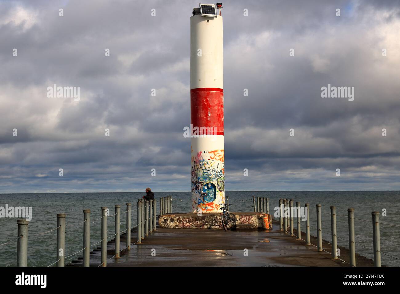 Charlotte, NY, USA - 23. November 2024 - man fährt zum Ende des Piers, um die Aussicht zu genießen Stockfoto