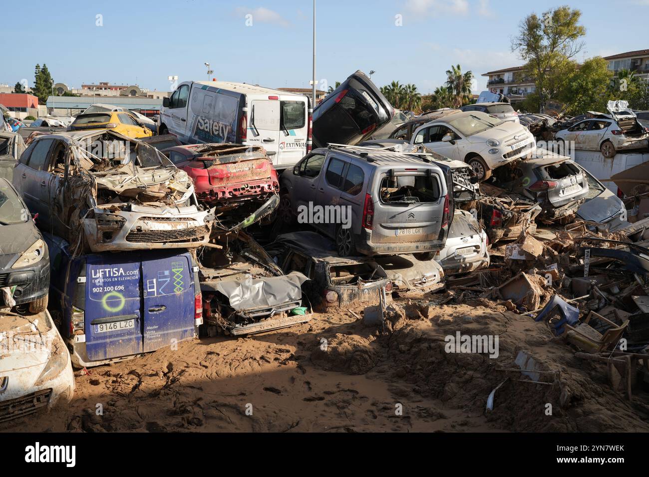 Benetússer, Spanien - 24. November 2024. Beschädigte Autos nach der Überschwemmung der DANA werden auf dem Fußballfeld und den Anlagen des Sportzentrums Benetússer (polideportivo del Benetússer) gelagert und stapelt sich dort fast einen Monat nach der Katastrophe, die die östlichen und südlichen Gebiete Spaniens heimsuchte. Tausende von Menschen verloren ihr Fahrzeug und werden auf den Autohöfen auf der Suche nach ihnen gesehen, während andere Fahrzeuge halb im Flussbett der Schlucht von Poyo (Barranco del Poyo) begraben sind. Autohändler haben aufgrund der hohen Anzahl an Anfragen Wartelisten. Quelle: Roberto Arosio/Alamy Live News Stockfoto