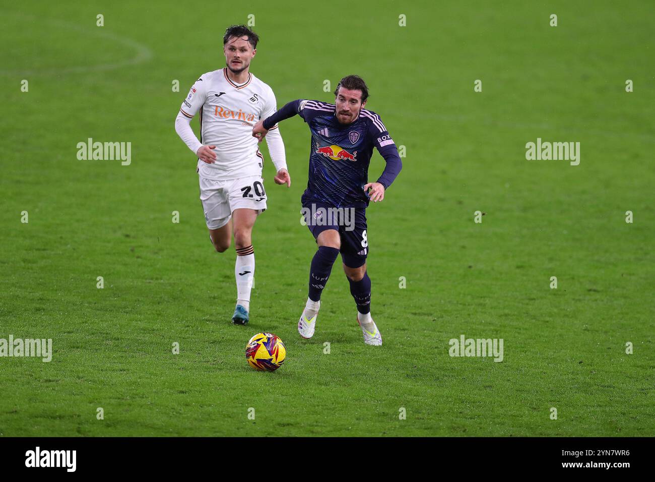 Swansea, Großbritannien. November 2024. Joe Rothwell von Leeds United (r) und Liam Cullen aus Swansea City in Aktion. EFL Skybet Championship Match, Swansea City gegen Leeds United, im Stadion Swansea.com in Swansea, Wales am Sonntag, den 24. November 2024. Dieses Bild darf nur für redaktionelle Zwecke verwendet werden. Nur redaktionelle Verwendung, Bild von Andrew Orchard/Andrew Orchard Sportfotografie/Alamy Live News Credit: Andrew Orchard Sportfotografie/Alamy Live News Stockfoto