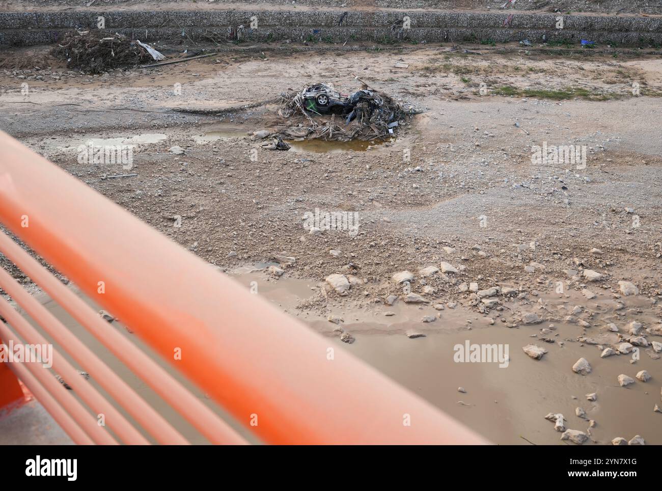 Benetússer, Spanien - 24. November 2024. Beschädigte Autos nach der Überschwemmung der DANA werden auf dem Fußballfeld und den Anlagen des Sportzentrums Benetússer (polideportivo del Benetússer) gelagert und stapelt sich dort fast einen Monat nach der Katastrophe, die die östlichen und südlichen Gebiete Spaniens heimsuchte. Tausende von Menschen verloren ihr Fahrzeug und werden auf den Autohöfen auf der Suche nach ihnen gesehen, während andere Fahrzeuge halb im Flussbett der Schlucht von Poyo (Barranco del Poyo) begraben sind. Autohändler haben aufgrund der hohen Anzahl an Anfragen Wartelisten. Quelle: Roberto Arosio/Alamy Live News Stockfoto