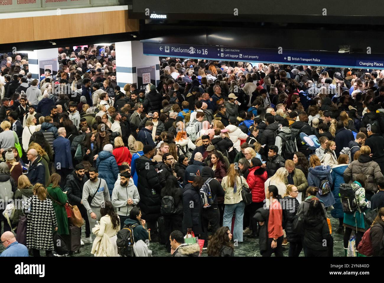 London, Großbritannien. November 2024. Die Passagiere sahen sich am späten Nachmittag und bis in den Abend aufgrund eines Stromausfalls mit Informationsschirmen und Überschwemmungen entlang einiger Linien außerhalb Londons konfrontiert. Der Bahnhof war wegen Überlastung kurzzeitig geschlossen und der U-Bahnhof blieb durchgehend geschlossen. Quelle: Eleventh Photography/Alamy Live News Stockfoto
