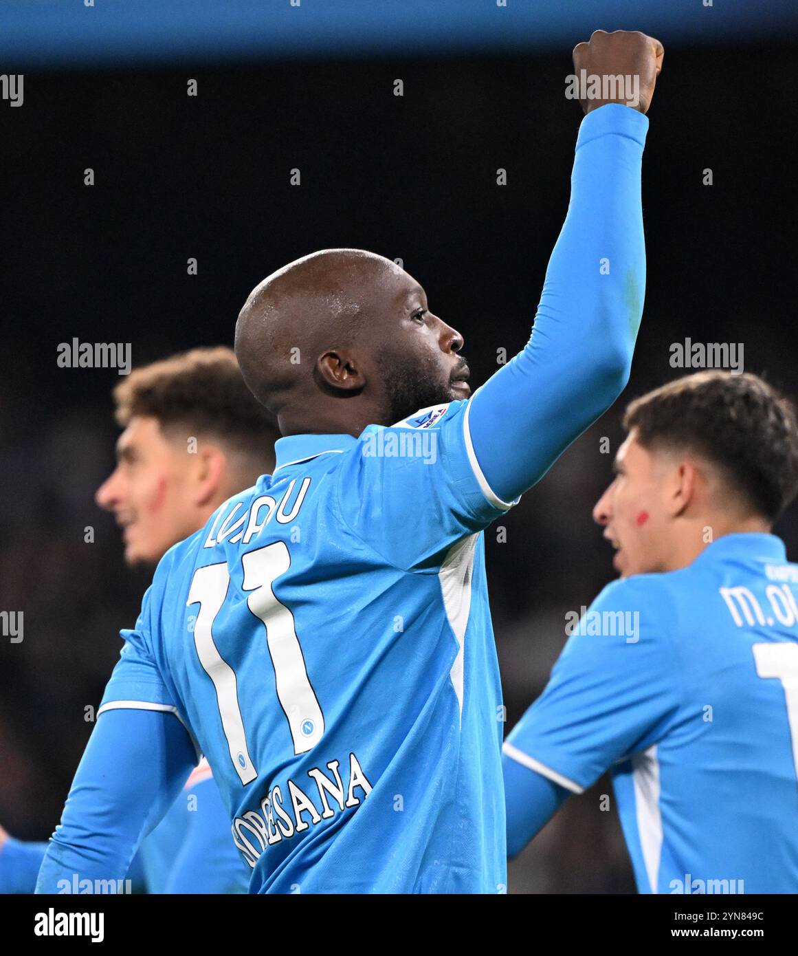 Neapel, Italien. November 2024. Romelu Lukaku feiert sein Tor während eines Fußballspiels der Serie A zwischen Neapel und Roma am 24. November 2024 in Neapel. Quelle: Alberto Lingria/Xinhua/Alamy Live News Stockfoto