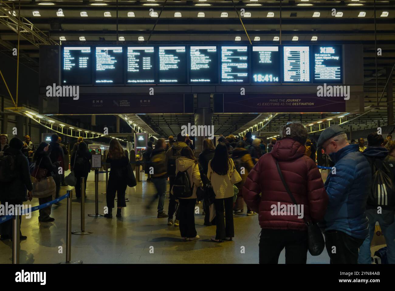 London, Großbritannien. November 2024. Die Passagiere am Bahnhof St. Pancras sahen sich nach einer Überschwemmung auf der Strecke zwischen Kettering und Leicester einer Reiseunterbrechung ausgesetzt. Der Service wurde storniert, und die Passagiere wurden darauf hingewiesen, dass die Tickets für die Flüge am Montag gültig sein würden. Quelle: Eleventh Photography/Alamy Live News Stockfoto