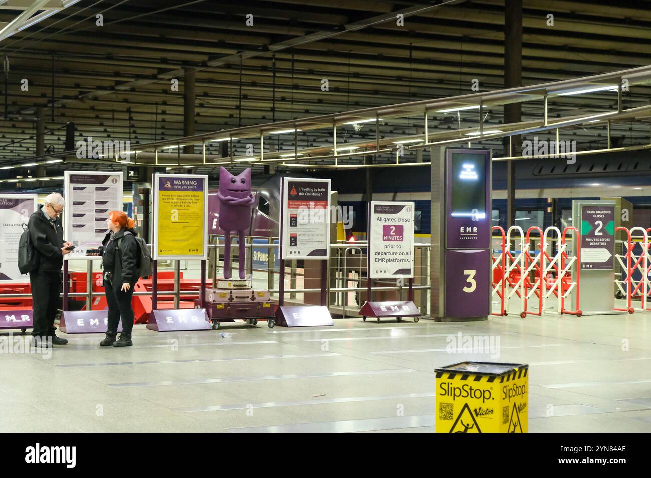 London, Großbritannien. November 2024. Die Passagiere am Bahnhof St. Pancras sahen sich nach einer Überschwemmung auf der Strecke zwischen Kettering und Leicester einer Reiseunterbrechung ausgesetzt. Der Service wurde storniert, und die Passagiere wurden darauf hingewiesen, dass die Tickets für die Flüge am Montag gültig sein würden. Quelle: Eleventh Photography/Alamy Live News Stockfoto