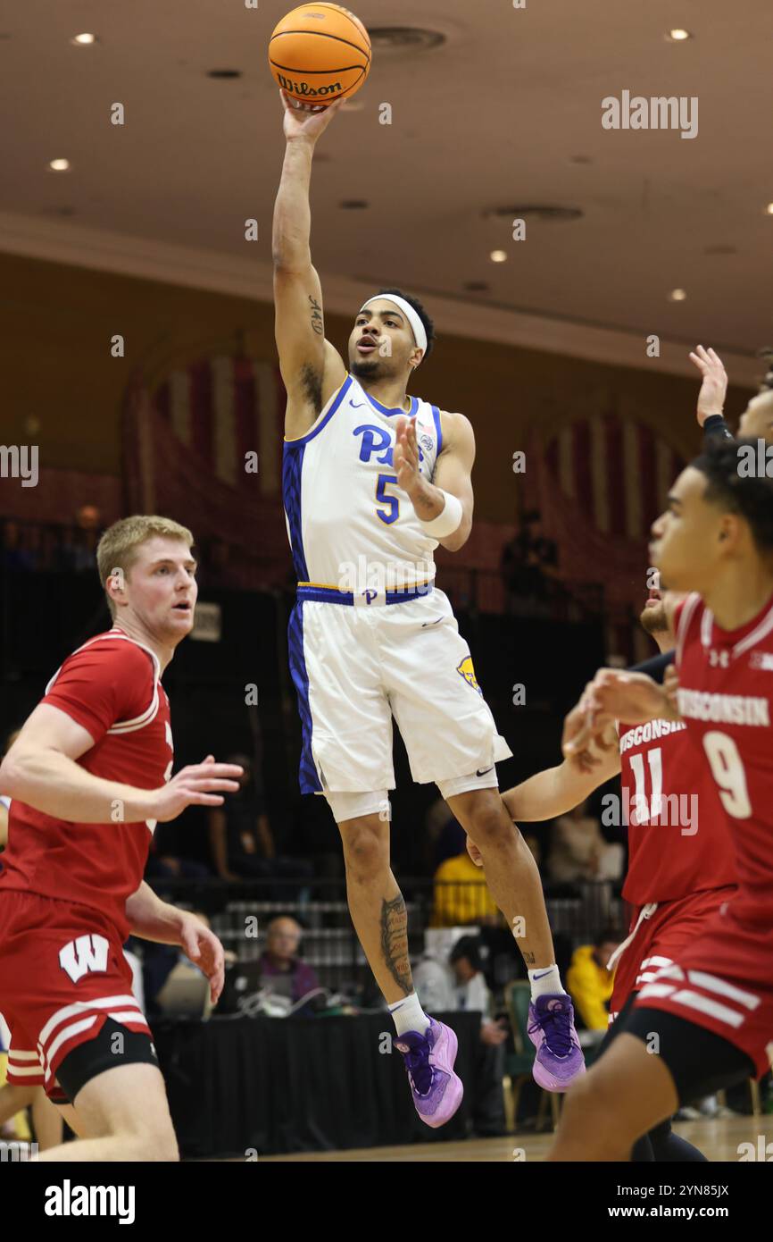 Weiße Schwefelquellen, WV, USA. November 2024. Der Pittsburgh Panthers Wärter Ishmael Leggett (5) schießt den Ball während des Spiels der Greenbrier Tip-Off Mountain Division zwischen den Wisconsin Badgers und den Pittsburgh Panthers im Greenbrier Resort in White Sulphur Springs, WV. Jonathan Huff/CSM/Alamy Live News Stockfoto