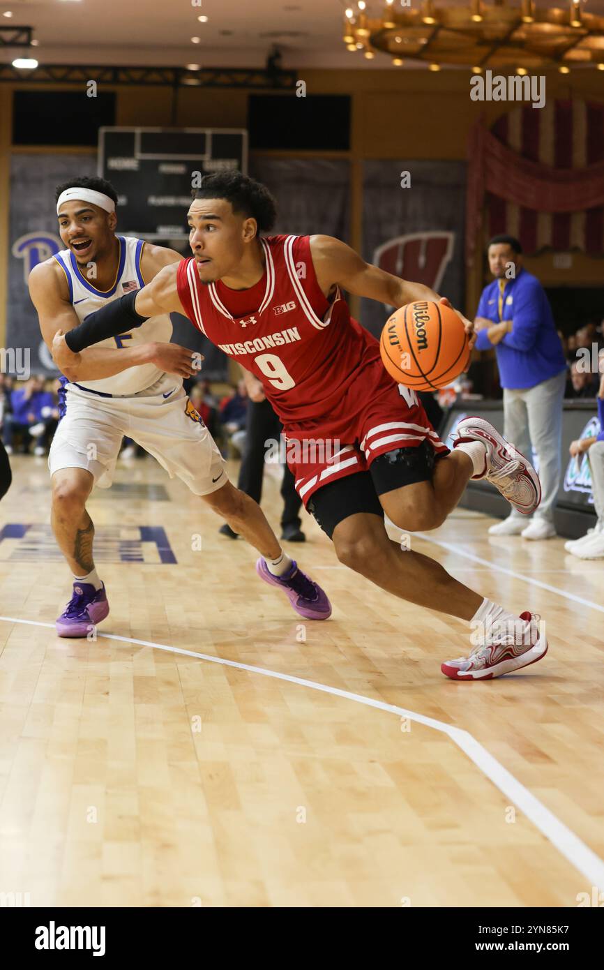 Weiße Schwefelquellen, WV, USA. November 2024. Die Wisconsin Badgers schützen John Tonje (9) beim Spiel der Greenbrier Tip-Off Mountain Division zwischen den Wisconsin Badgers und den Pittsburgh Panthers im Greenbrier Resort in White Sulphur Springs, WV. Jonathan Huff/CSM/Alamy Live News Stockfoto