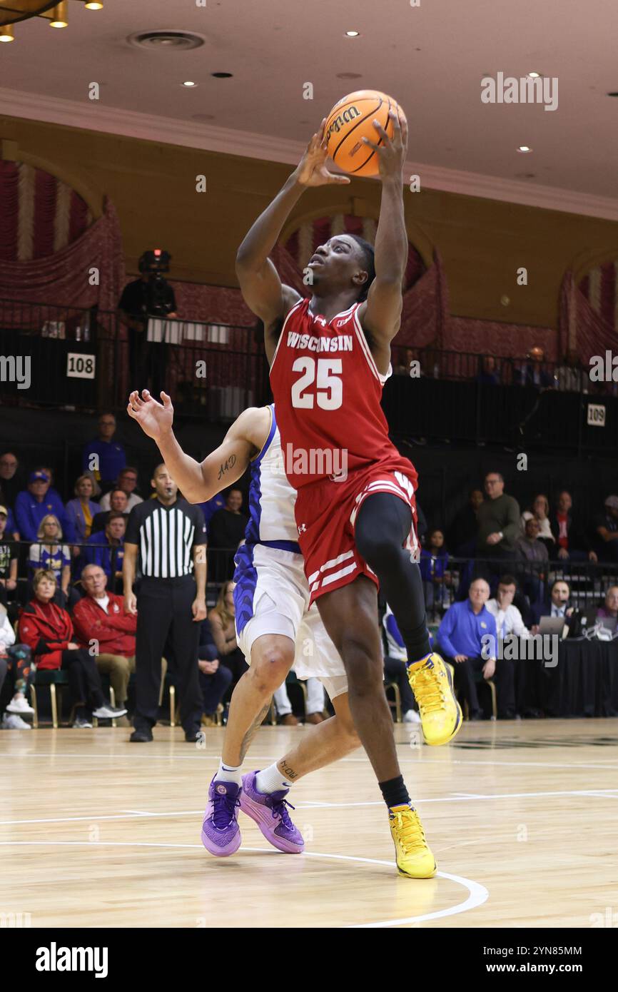 Weiße Schwefelquellen, WV, USA. November 2024. Der Wächter John Blackwell (25) der Wisconsin Badgers schießt den Ball während des Spiels der Greenbrier Tip-Off Mountain Division zwischen den Wisconsin Badgers und den Pittsburgh Panthers im Greenbrier Resort in White Sulphur Springs, WV. Jonathan Huff/CSM/Alamy Live News Stockfoto