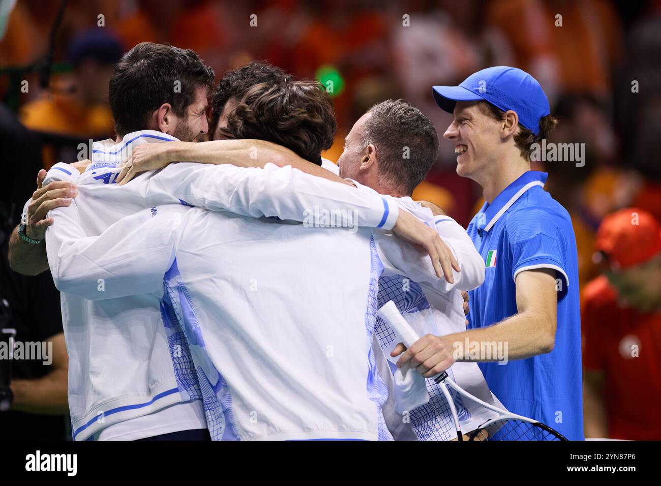 Malaga, Spanien. November 2024. Team Italien feiert den Sieg nach dem Finale zwischen Italien und den Niederlanden beim Davis Cup Finals-Tennisturnier in Malaga, Spanien, am 24. November 2024. Quelle: Meng Dingbo/Xinhua/Alamy Live News Stockfoto