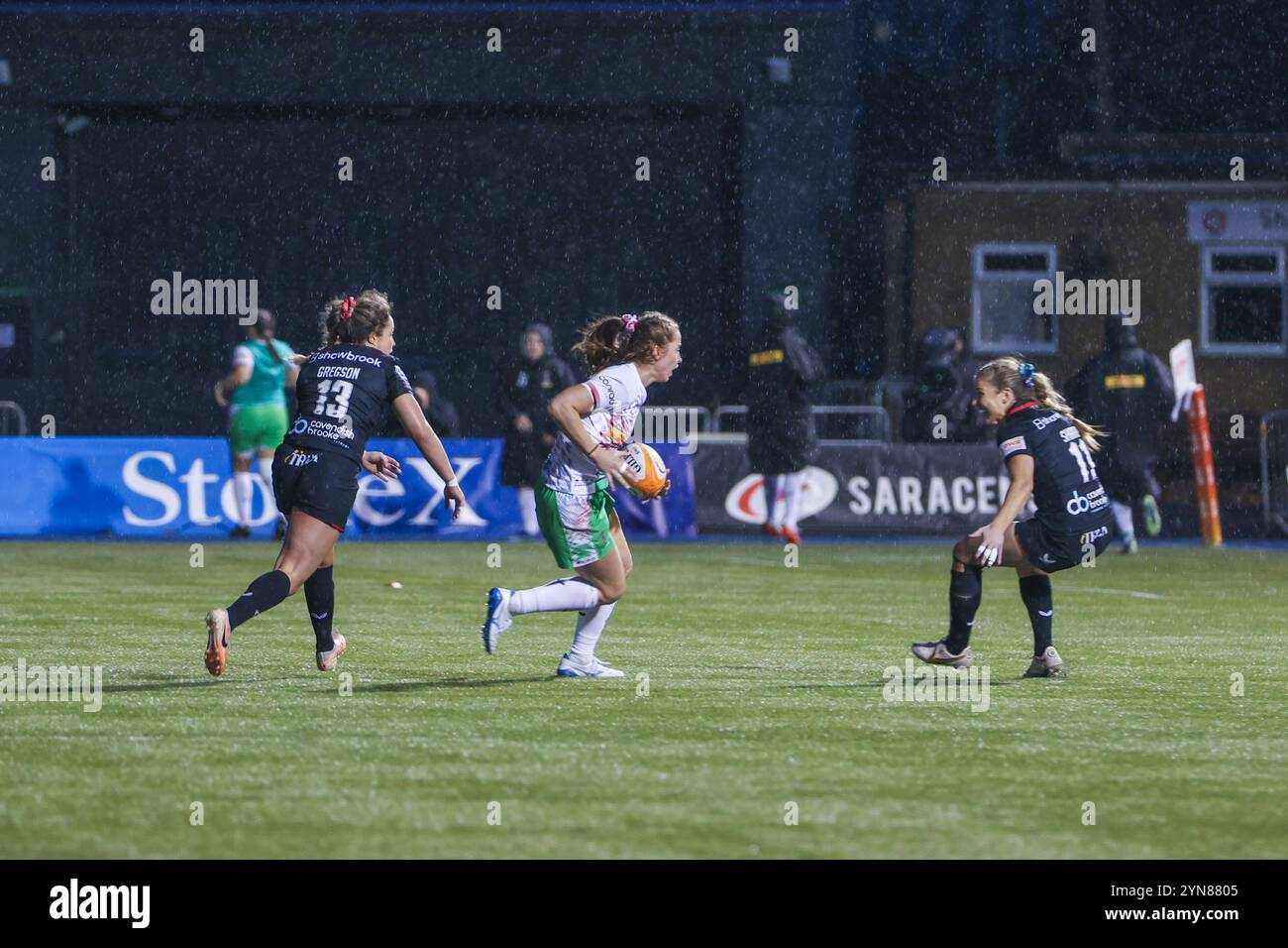 London, Großbritannien. November 2024. Lisa Neumann (Harlequins) mit dem Ball während des Spiels Saracens Women gegen Harlequins Women „The Duel“ im StoneX Stadium für Runde 7 der Saison 2024/25 des Premiership Women's Rugby. UK © ️ Credit: Elsie Kibue/Alamy Live News Stockfoto