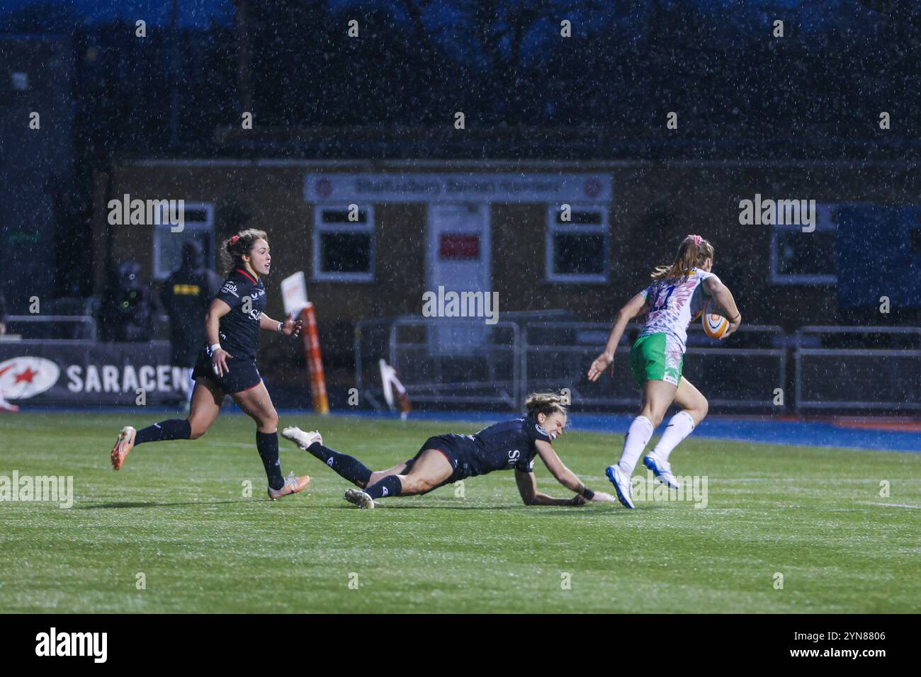 London, Großbritannien. November 2024. Lisa Neumann (Harlequins) vermeidet einen Angriff von Lotte Sharp (Co-Kapitän Saracens) während des Spiels Saracens Women gegen Harlequins Women „The Duel“ im StoneX Stadium in Runde 7 der Saison 2024/25 der Premiership Women's Rugby. UK © ️ Credit: Elsie Kibue/Alamy Live News Stockfoto