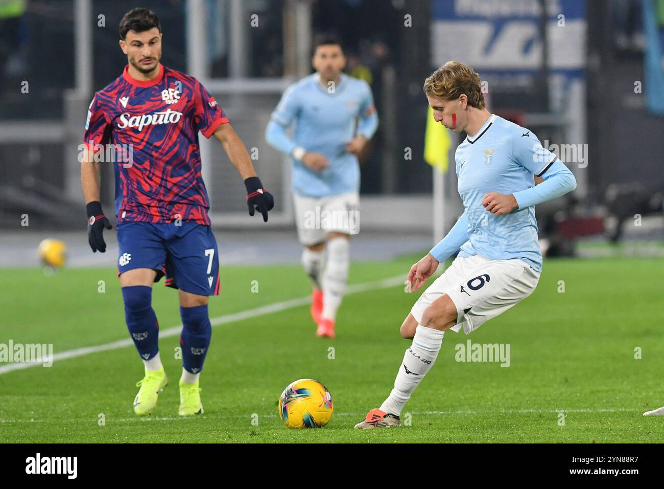 Rom, Italien. November 2024. Riccardo Orsolini von Bologna (L) und Nicolo Rovella von der SS Lazio (R) wurden während des Spiels der Serie A zwischen Lazio und Bologna im Olympiastadion gesehen. Endpunktzahl Lazio 3: 0 Bologna Credit: SOPA Images Limited/Alamy Live News Stockfoto