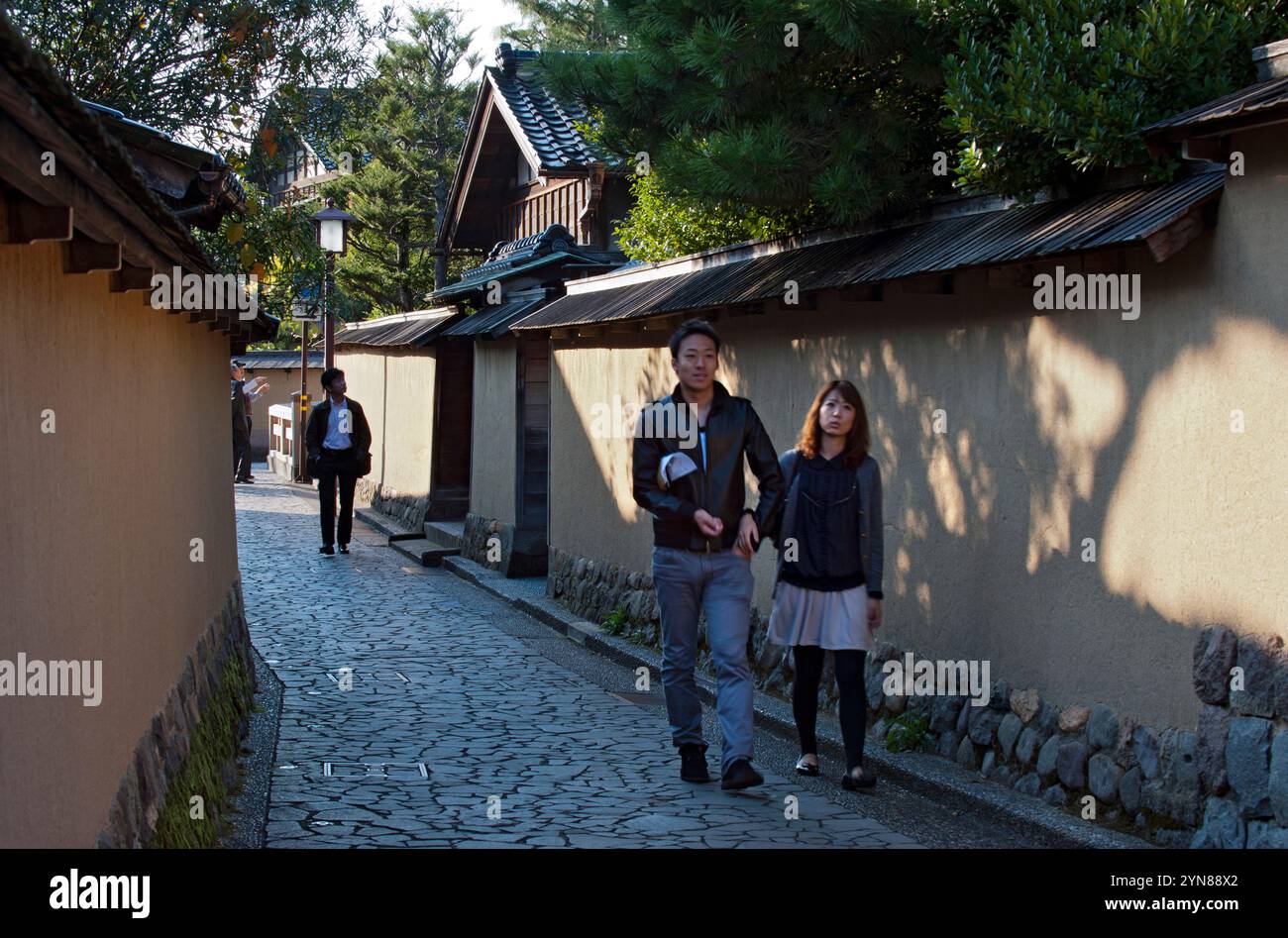 Enge Kopfsteinpflasterstraßen von Nagamachi, dem historischen Samurai-Wohnviertel in Kanazawa, Ishikawa, Japan. Stockfoto