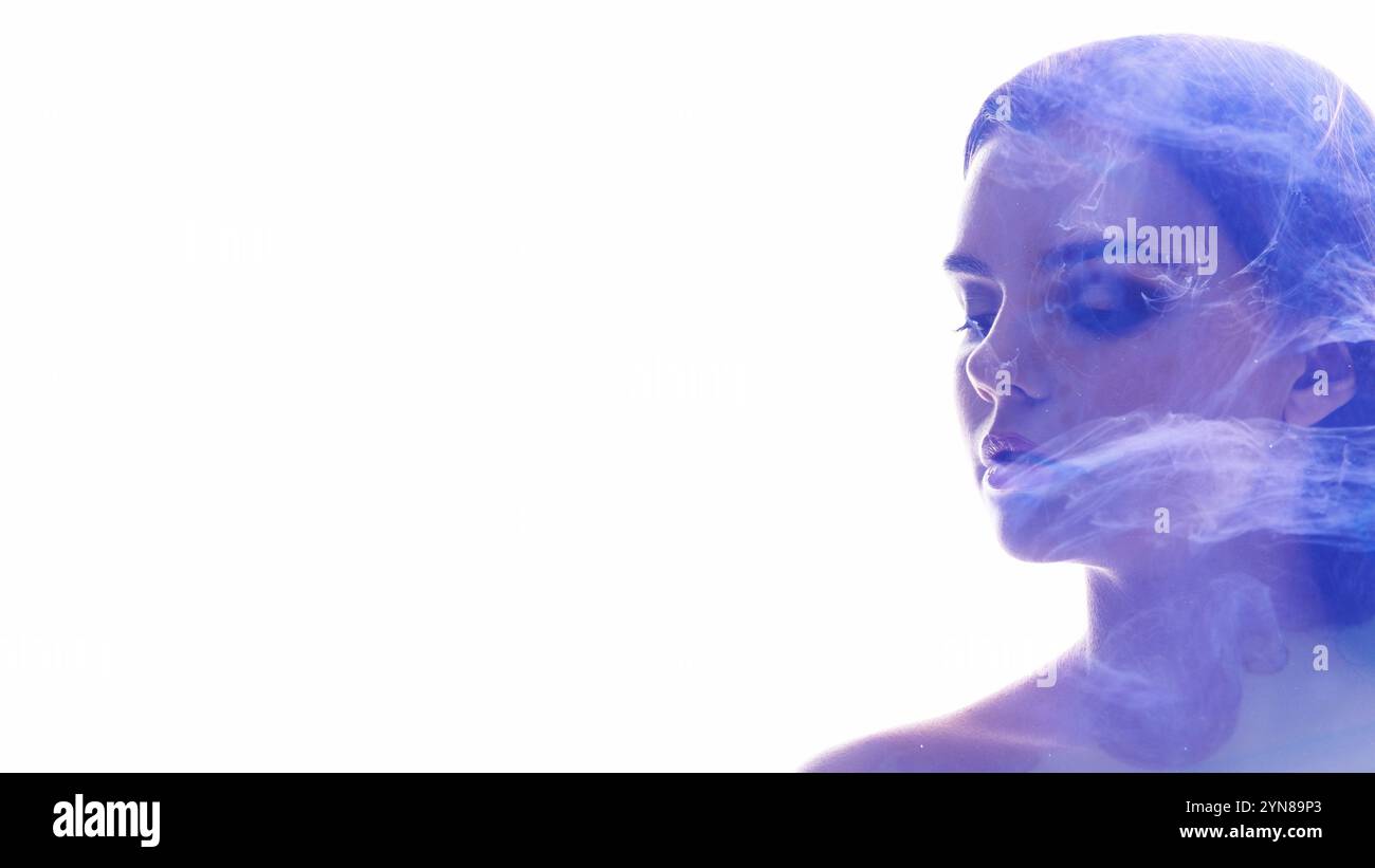 Fantasy Lady. Energieleistung. Purpurpurer Glitzerrauch, der in der Silhouette der Frau fließt, Doppelbelichtung isoliert auf weißem Kopierraum Hintergrund. Stockfoto