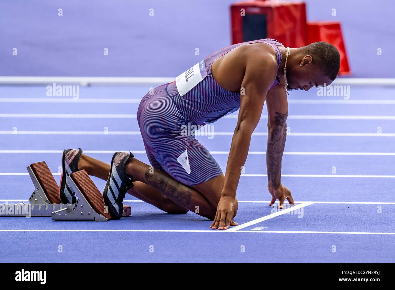 Sequenz 1-6 der Quincy Hall (USA), die die Hitze der 400 m bei den Olympischen Sommerspielen 2024 startet Stockfoto