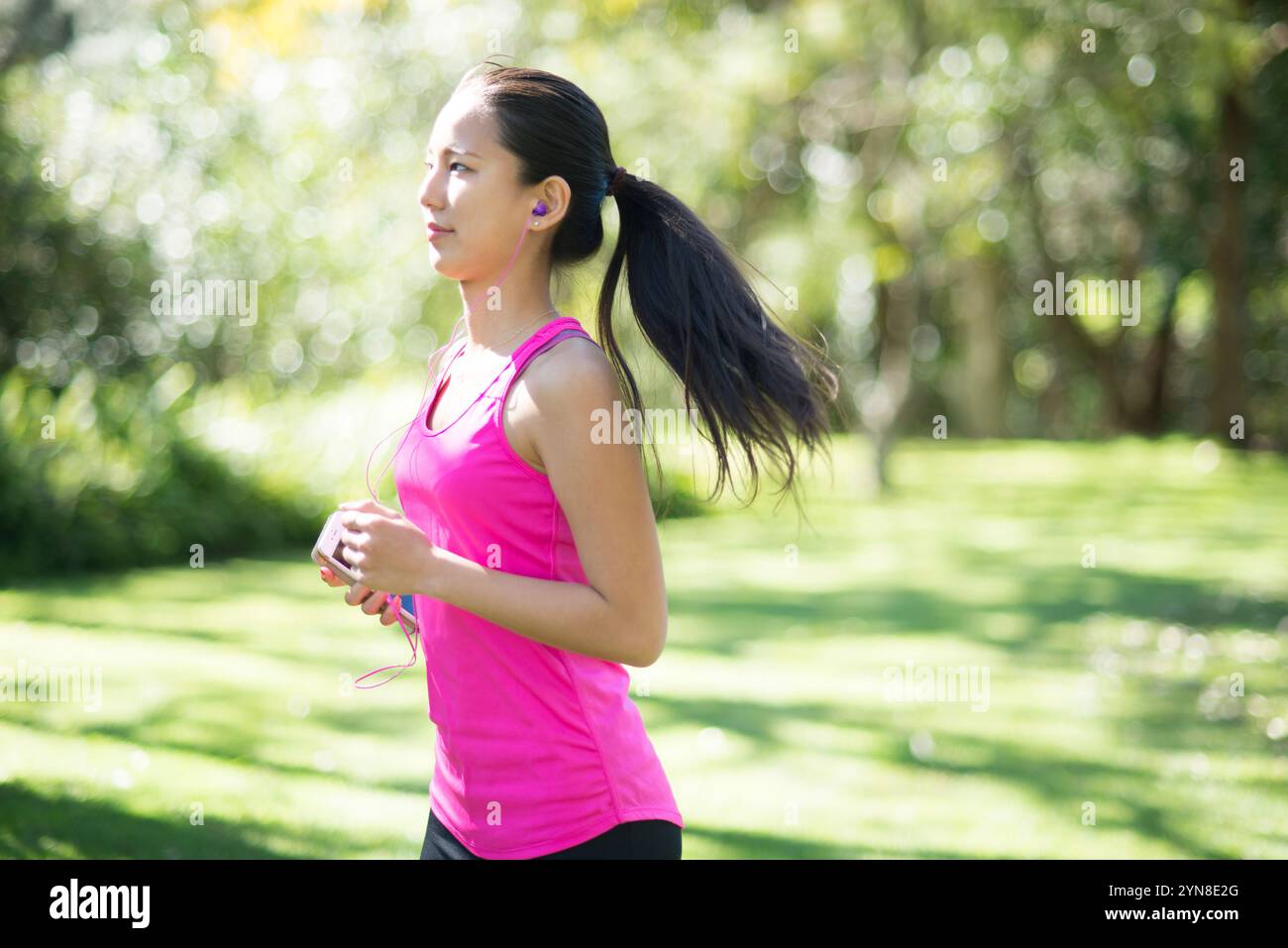 Frau rennt durch Wald Stockfoto