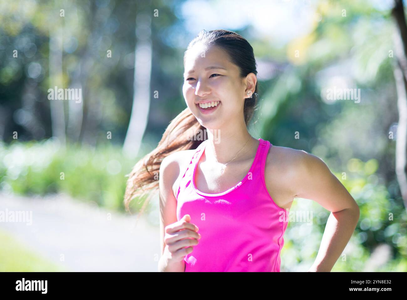 Frau, die im Grünen läuft Stockfoto