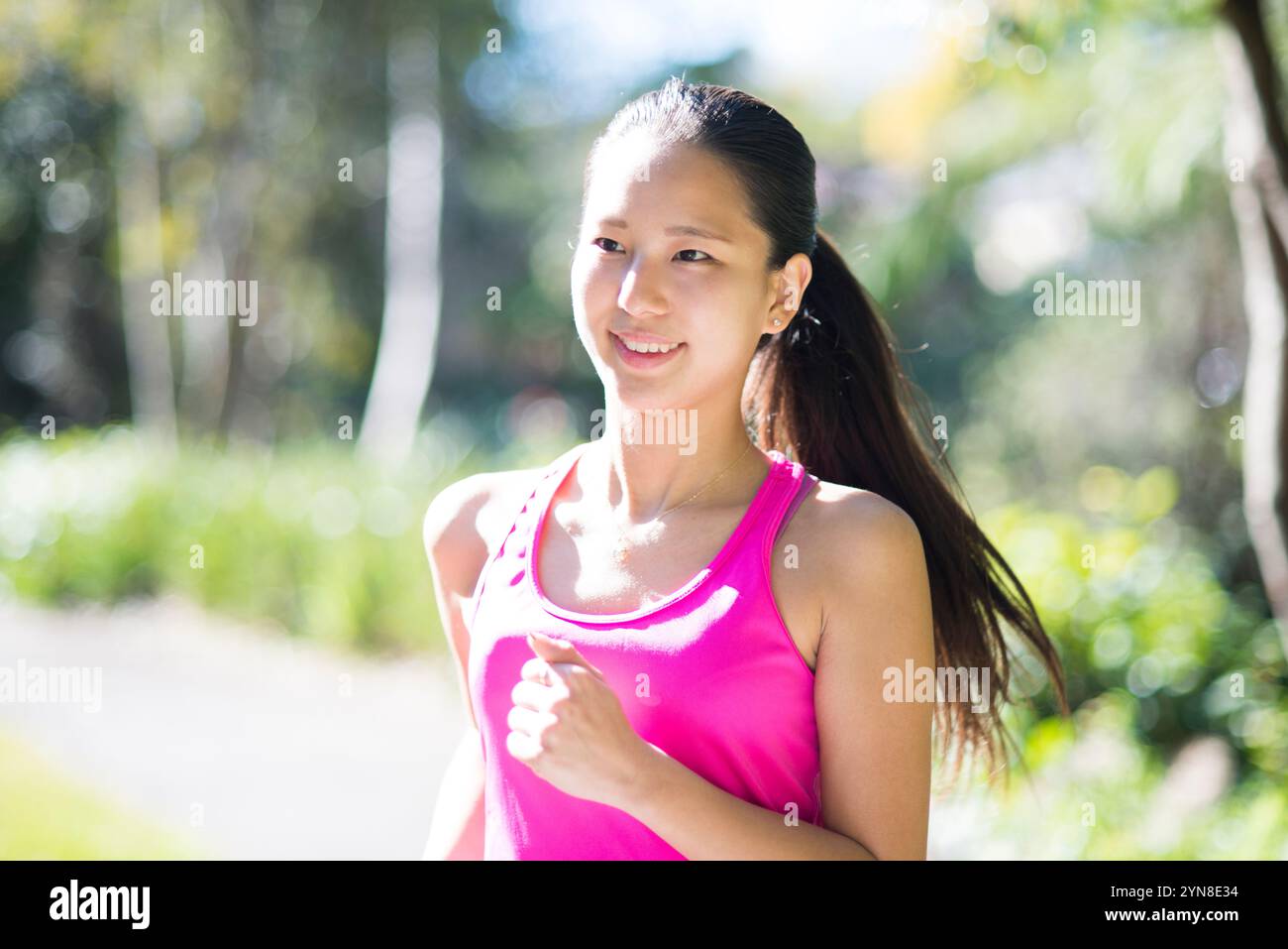Frau, die im Grünen läuft Stockfoto