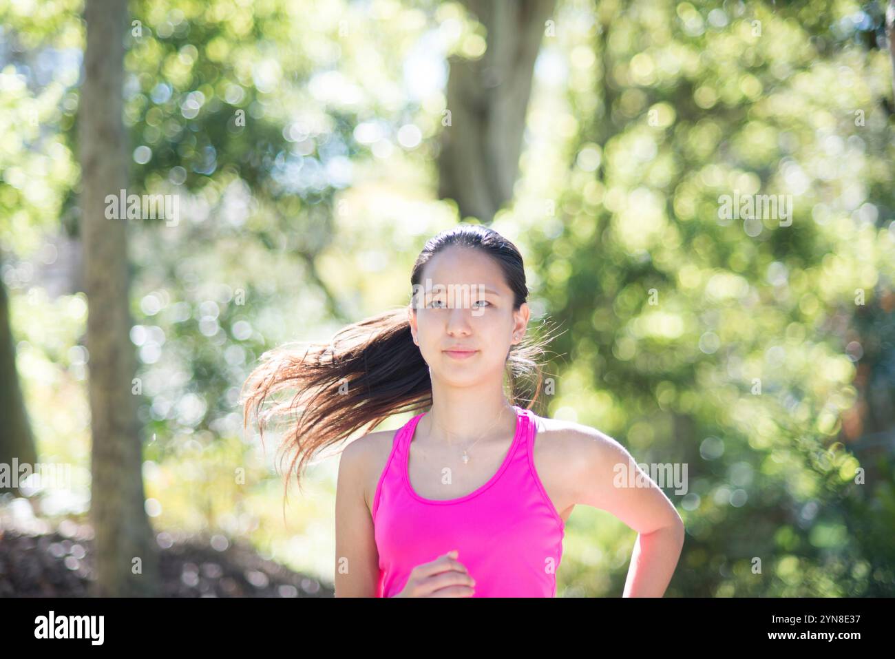 Frau in den Wald laufen Stockfoto