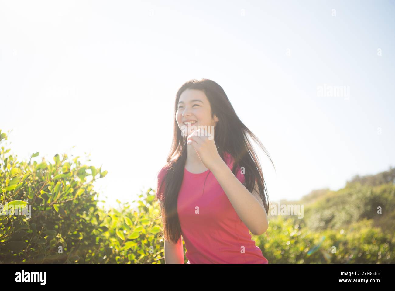 Frau rennt mit einem Lächeln Stockfoto