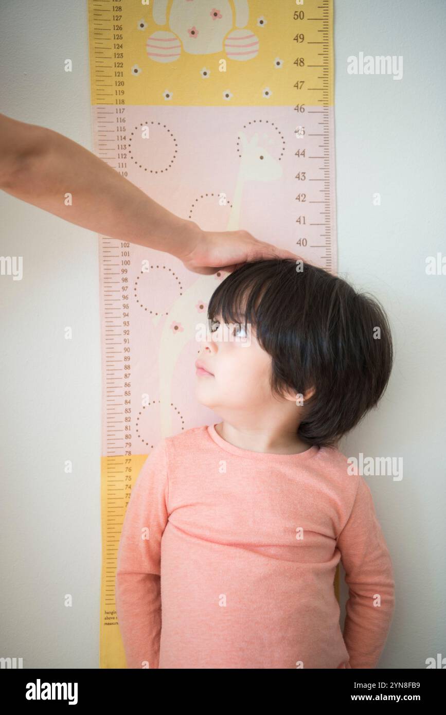 Junge, der auf Größe gemessen wird Stockfoto