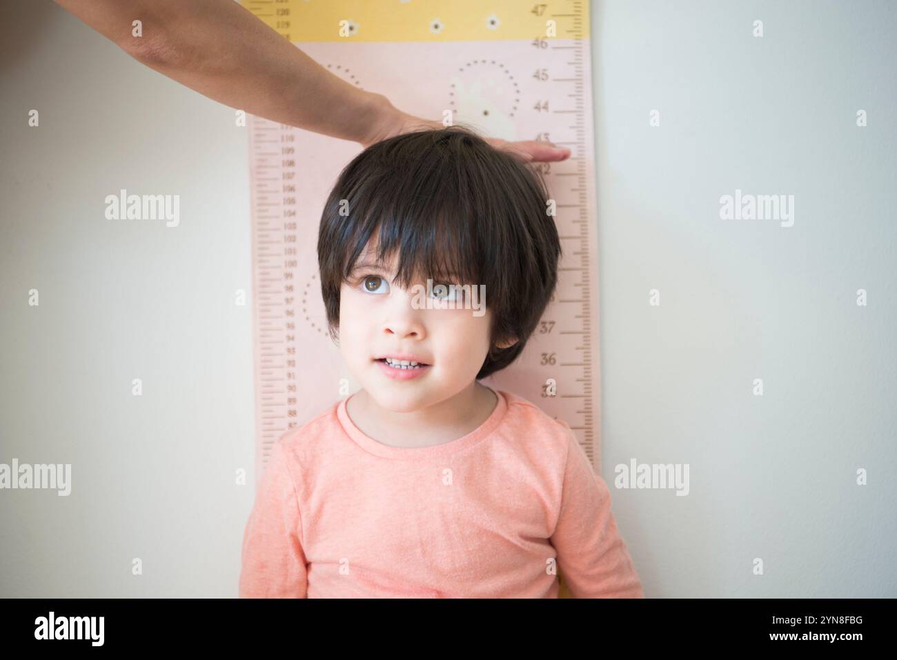 Junge, der auf Größe gemessen wird Stockfoto