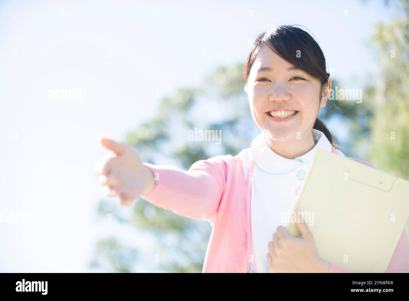 Schwester, die ihre Hand mit einem Lächeln ausstreckt Stockfoto