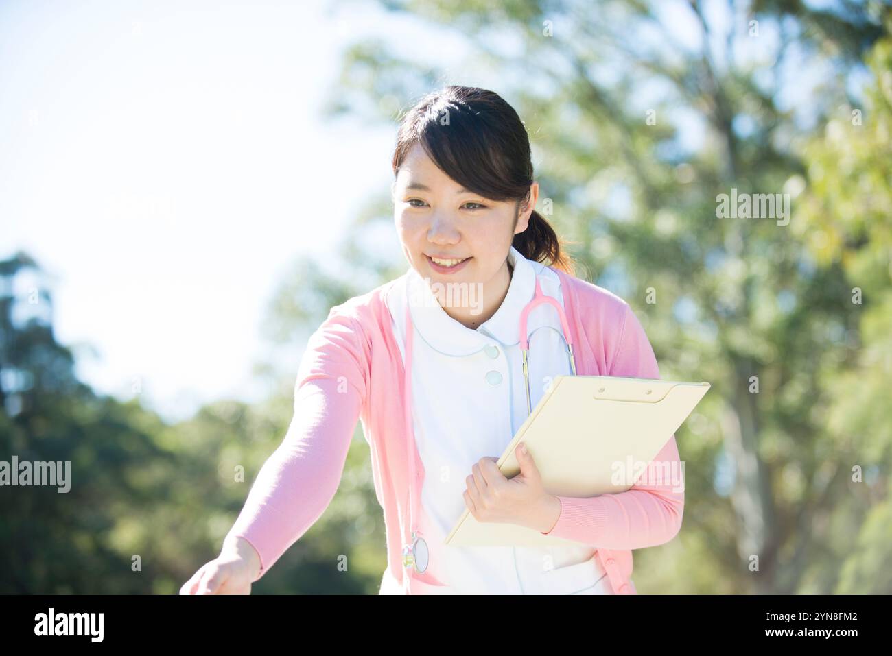 Schwester, die ihre Hand mit einem Lächeln ausstreckt Stockfoto