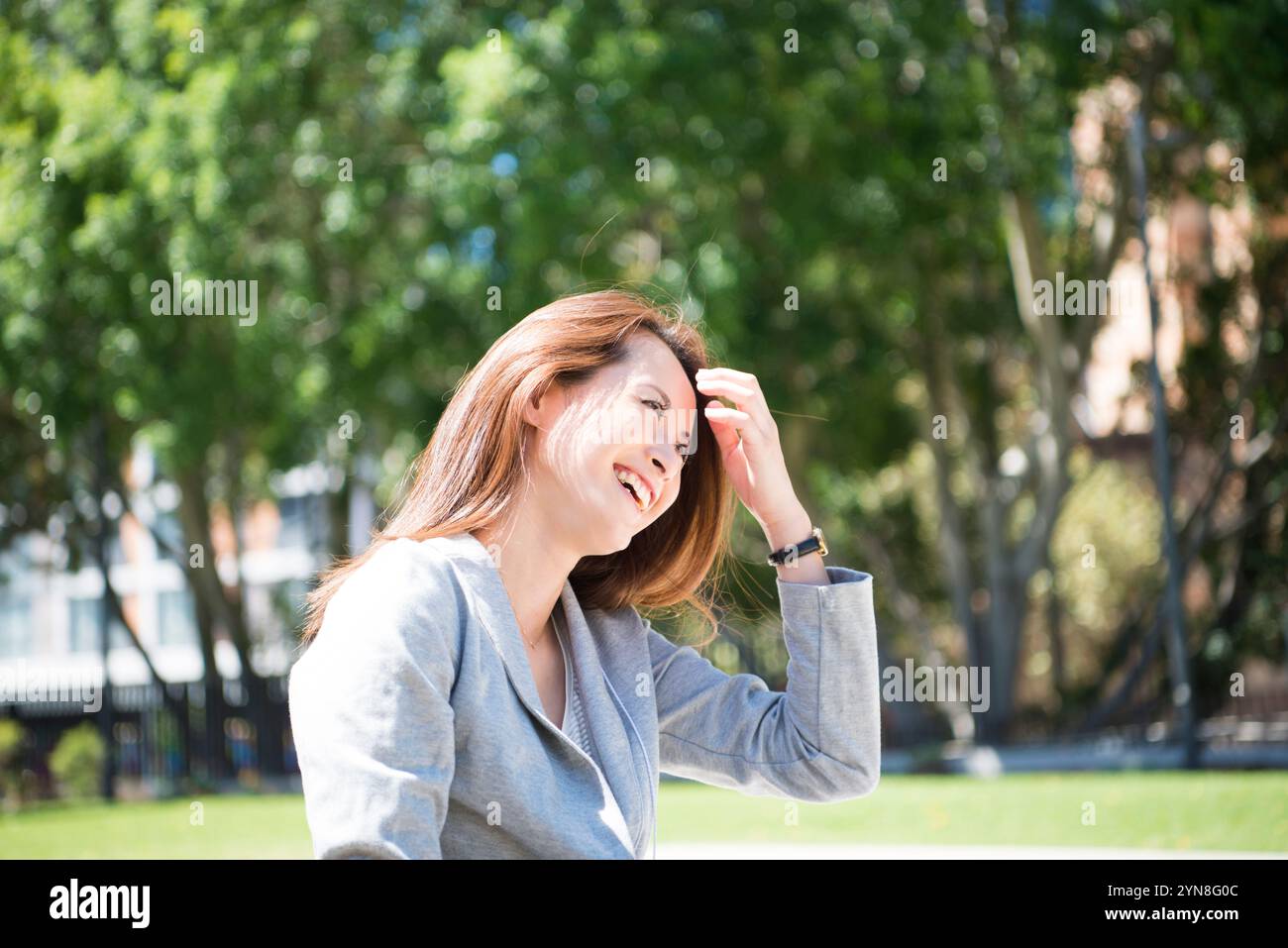 Frauen lachen außerhalb Stockfoto