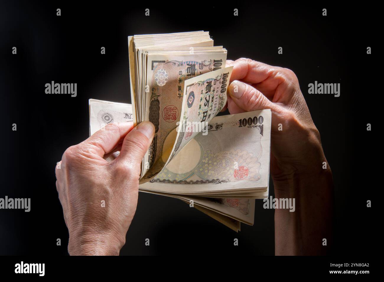 10.000 Yen-Scheine zählen Stockfoto