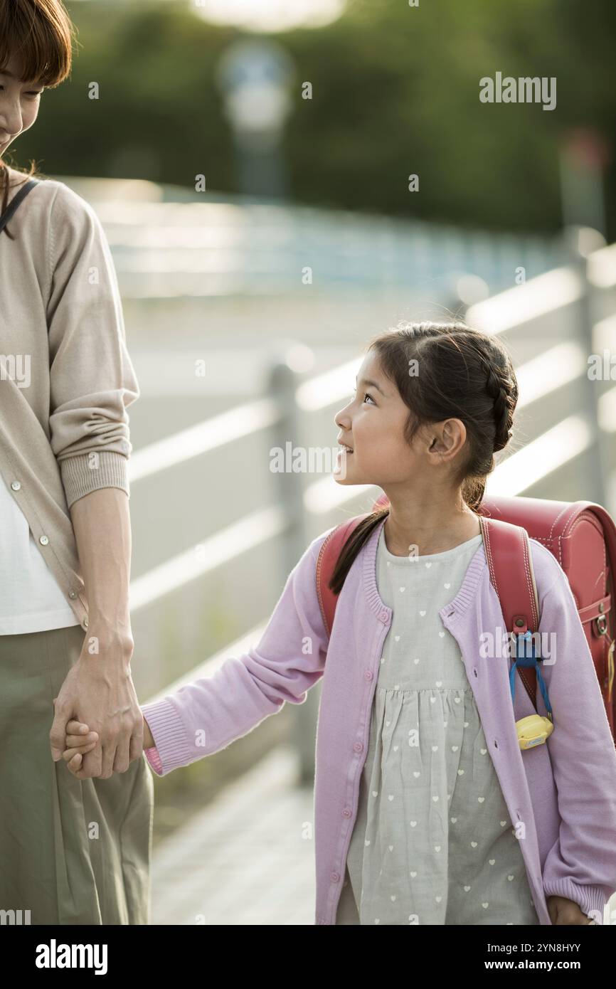 Eltern und Kind gehen Hand in Hand Stockfoto