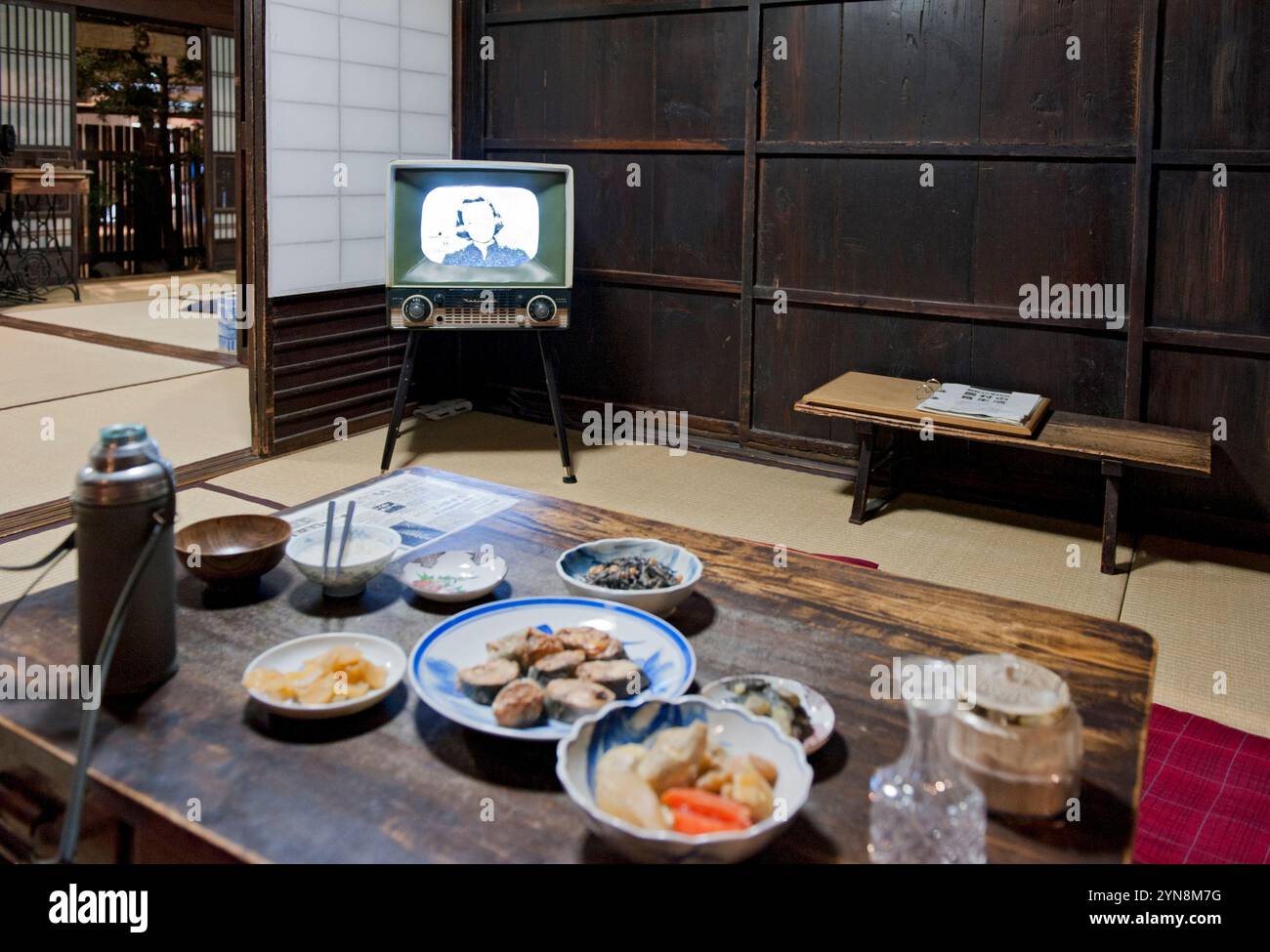 Wohneinrichtung aus der Showa-Zeit um 1950 bis 1960 mit Tatami-Mattenboden, Schiebetüren und niedrigem Esstisch mit Zabuton-Kissen. Stockfoto