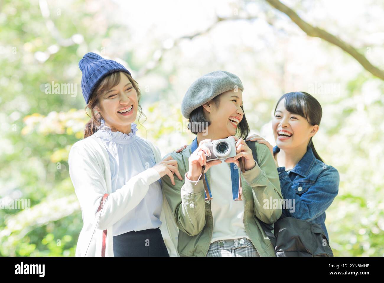 Drei lächelnde Frauen mit Kamera Stockfoto