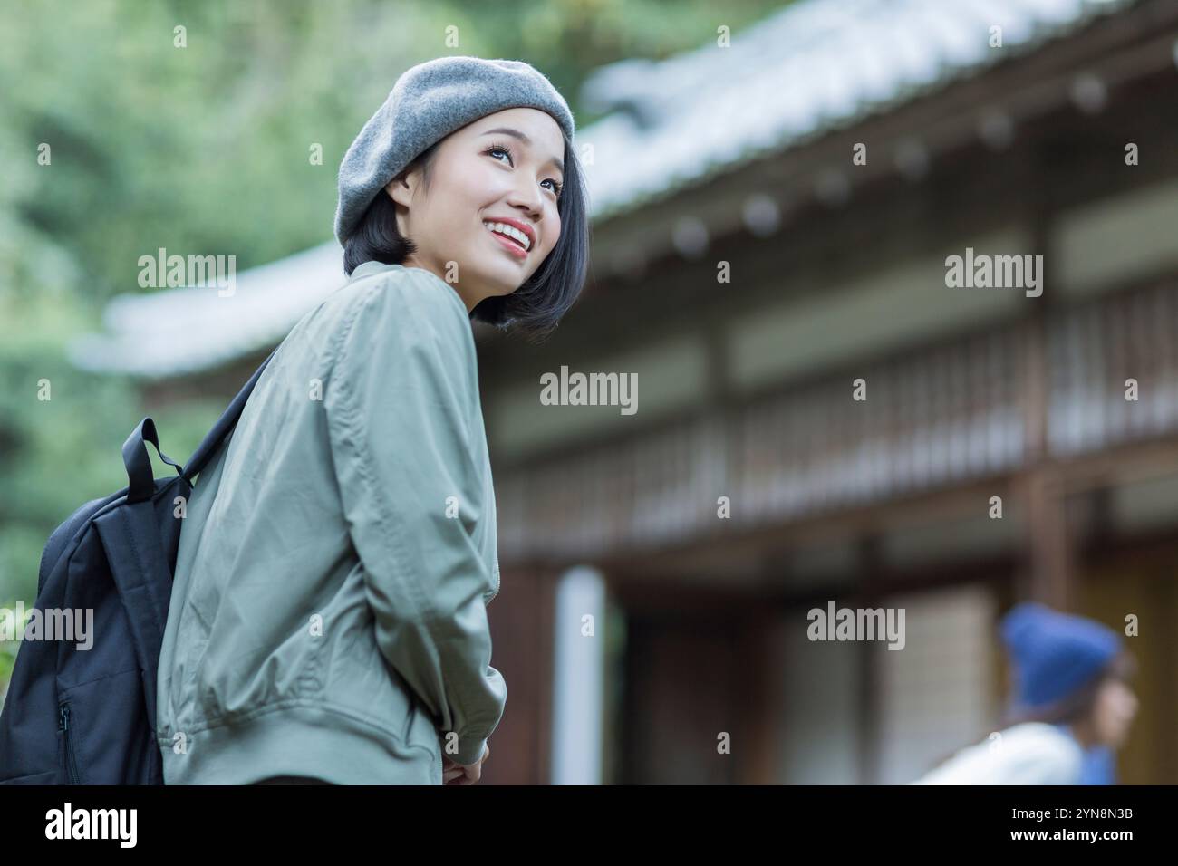 Eine junge Frau, die einen Tempel bereist Stockfoto