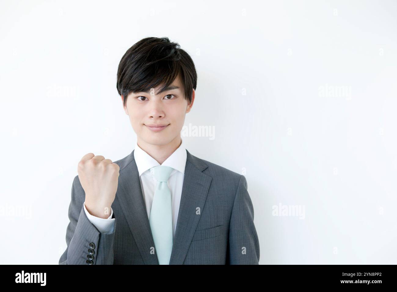 Ein junger Geschäftsmann zeigt seinen Mut Stockfoto