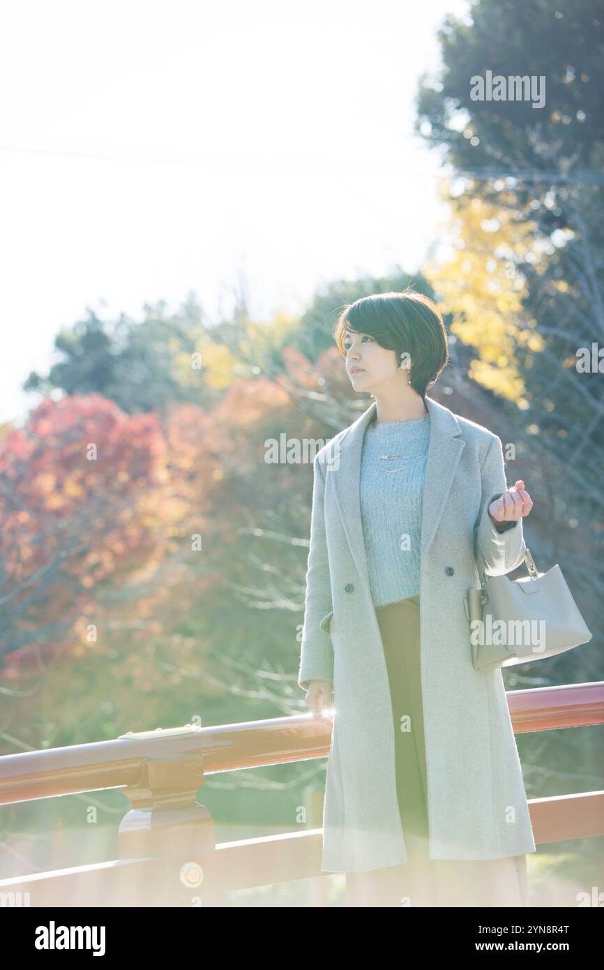 Frau in ihren 30ern, die gerne alleine reist Stockfoto