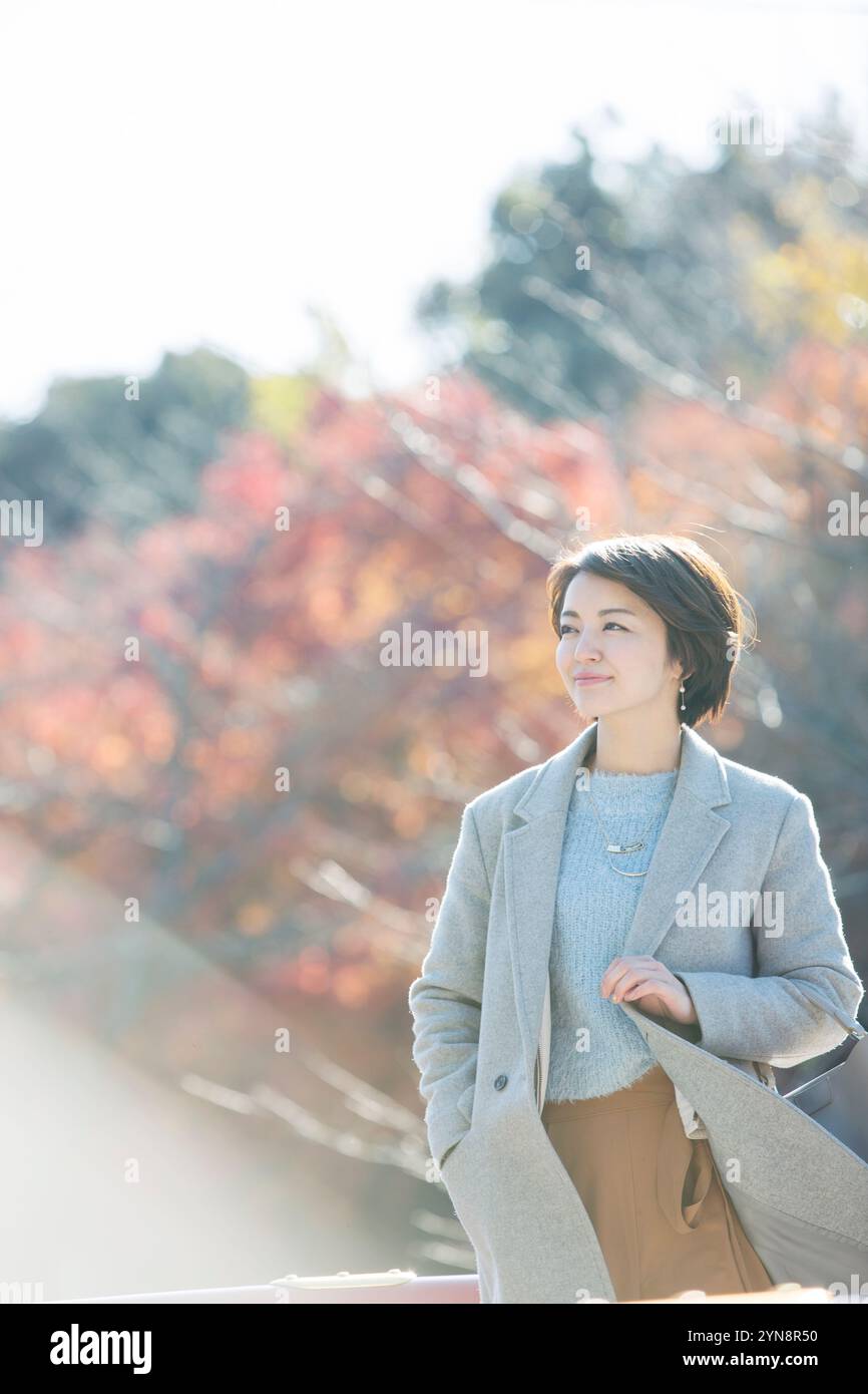 Frau in ihren 30ern, die gerne alleine reist Stockfoto