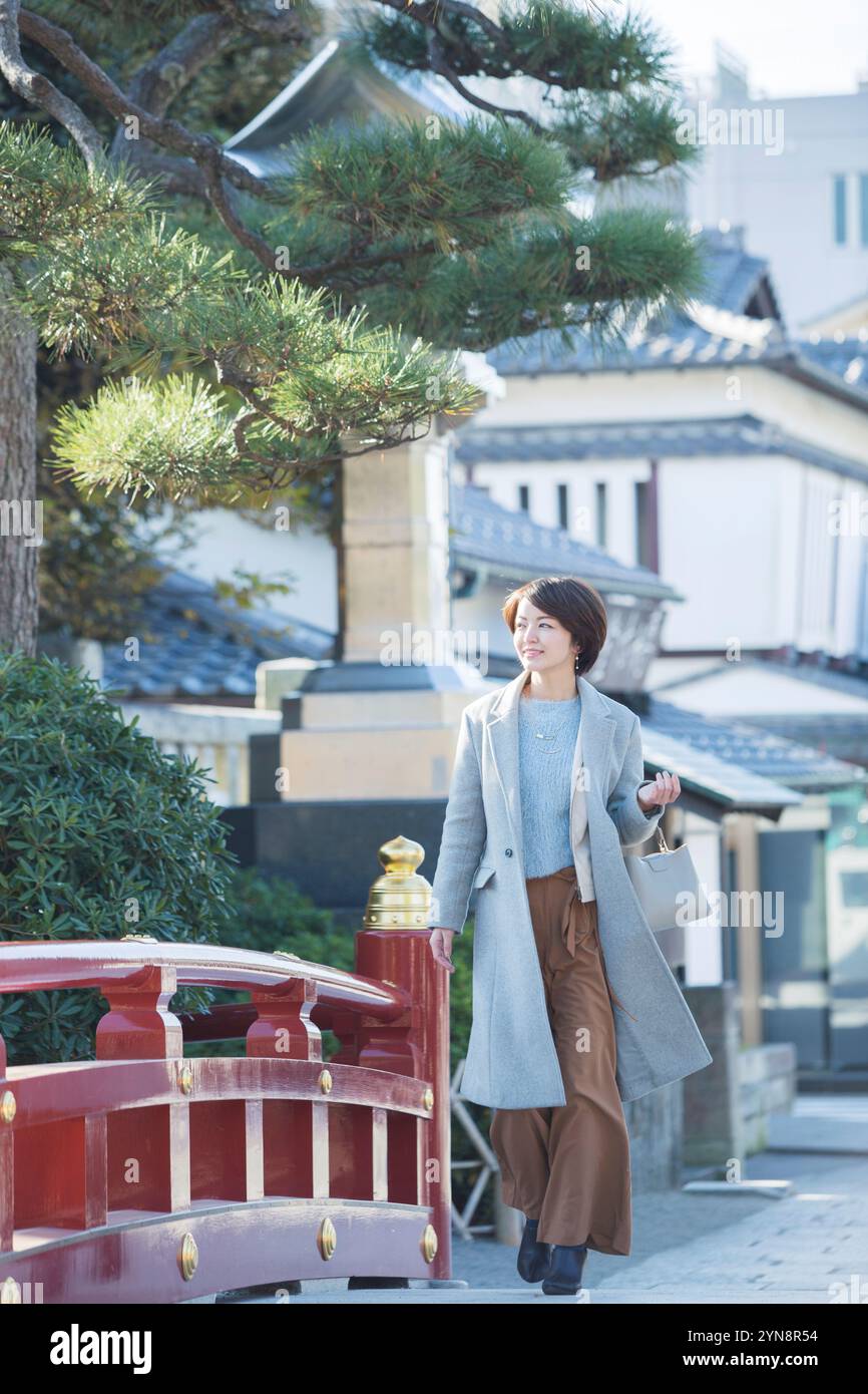Frau in ihren 30ern, die gerne alleine reist Stockfoto
