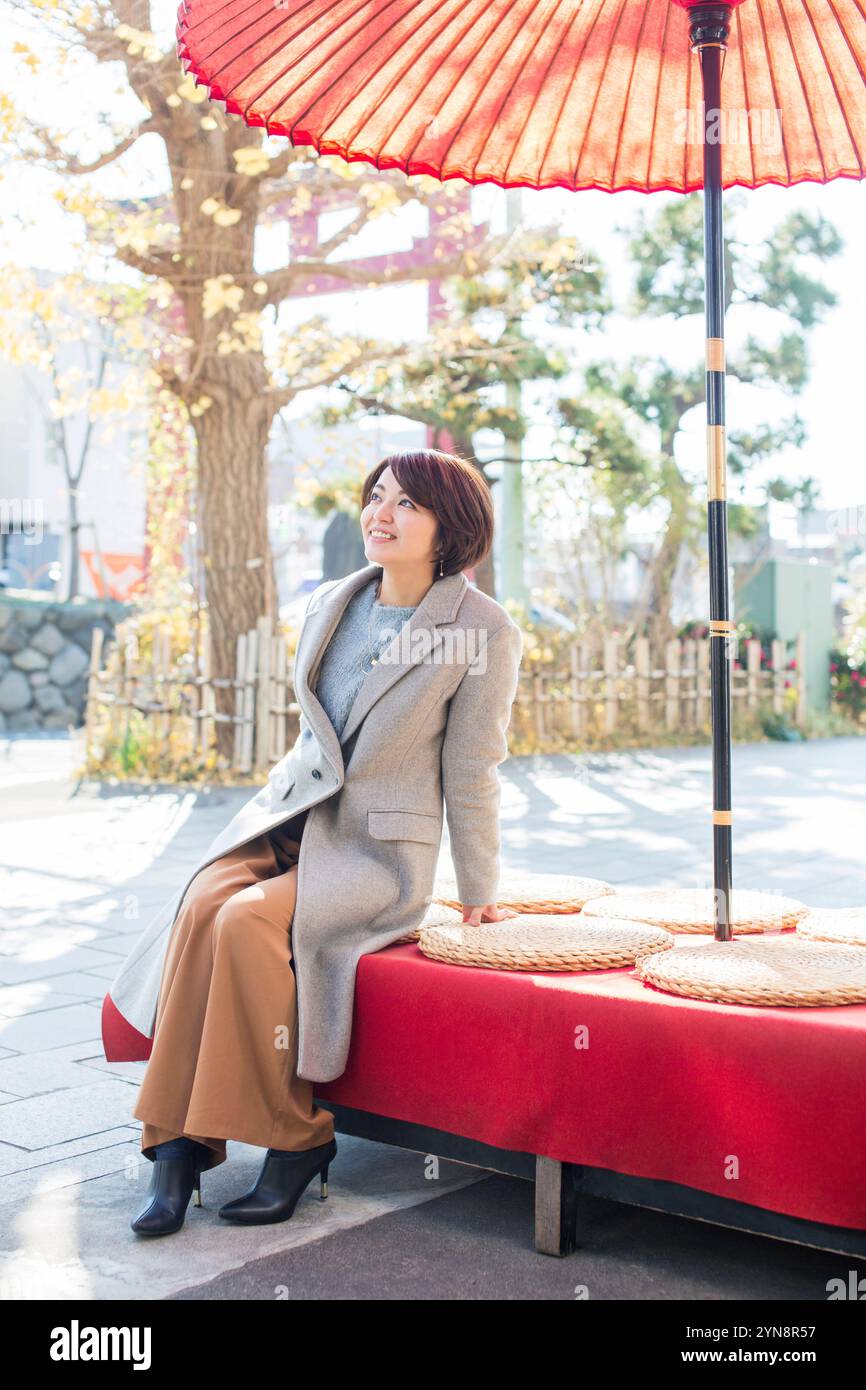 Frau in ihren 30ern, die sich im Teehaus entspannt Stockfoto