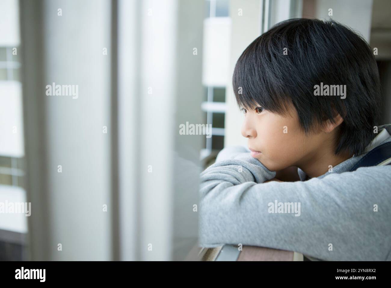 Grundschuljunge, der auf den Plan kommt Stockfoto