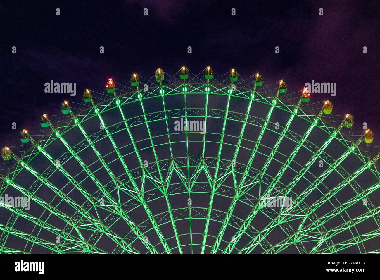 Beleuchtetes Riesenrad bei Nacht, Osaka Stockfoto